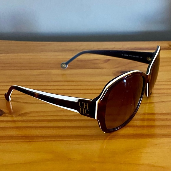 Carolina Herrera Oversized Sunglasses She539 in Tortoise with White Trim - Picture 7 of 11